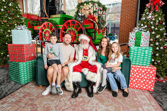 RKPhoto-2025-TheCharlestonSanta-Nov30-1230