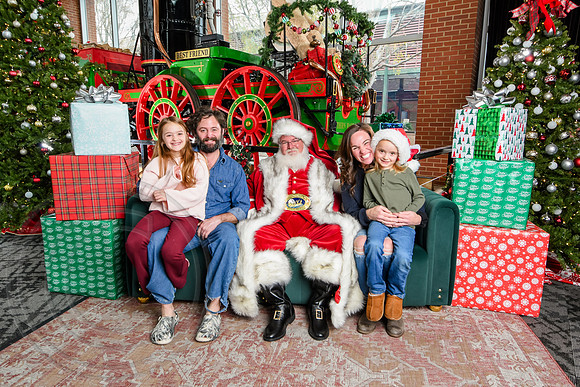 RKPhoto-2025-TheCharlestonSanta-Nov30-1238