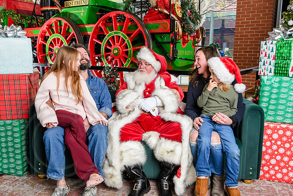 RKPhoto-2025-TheCharlestonSanta-Nov30-1240