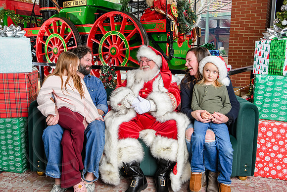 RKPhoto-2025-TheCharlestonSanta-Nov30-1242