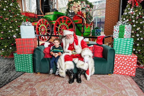 RKPhoto-2025-TheCharlestonSanta-Nov30-1244