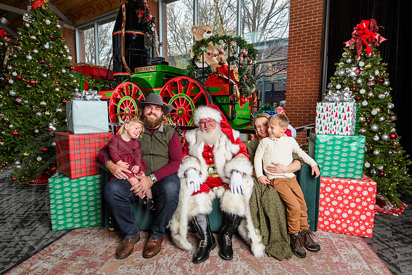 RKPhoto-2025-TheCharlestonSanta-Dec6-1420