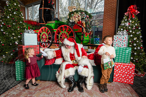 RKPhoto-2025-TheCharlestonSanta-Dec6-1424