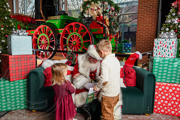 RKPhoto-2025-TheCharlestonSanta-Dec6-1425