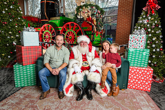 RKPhoto-2025-TheCharlestonSanta-Dec6-1427