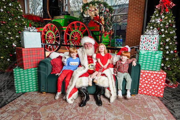 RKPhoto-2025-TheCharlestonSanta-Dec6-1430