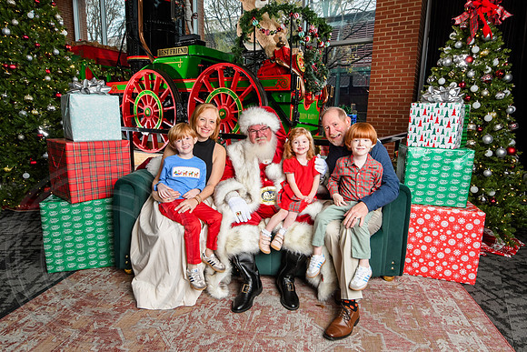 RKPhoto-2025-TheCharlestonSanta-Dec6-1432