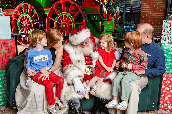 RKPhoto-2025-TheCharlestonSanta-Dec6-1433