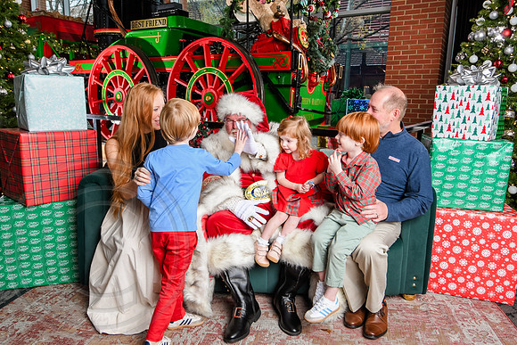 RKPhoto-2025-TheCharlestonSanta-Dec6-1438