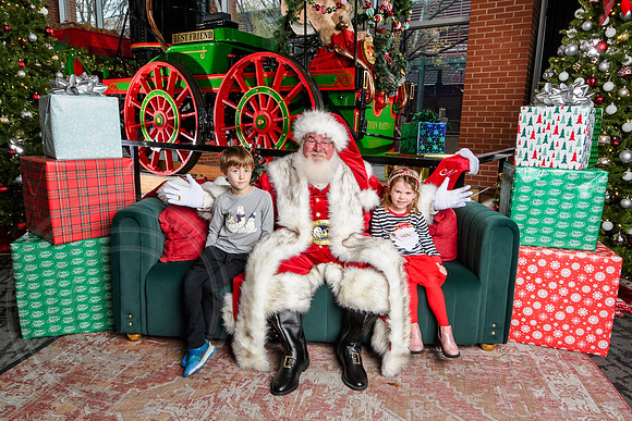 RKPhoto-2025-TheCharlestonSanta-Dec6-1439