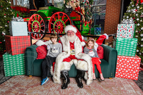 RKPhoto-2025-TheCharlestonSanta-Dec6-1441