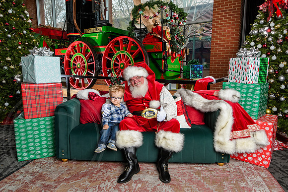 RKPhoto-2025-TheCharlestonSanta-Dec7-2212