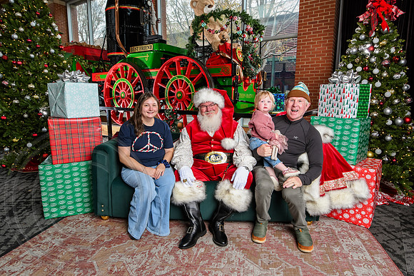 RKPhoto-2025-TheCharlestonSanta-Dec7-2218