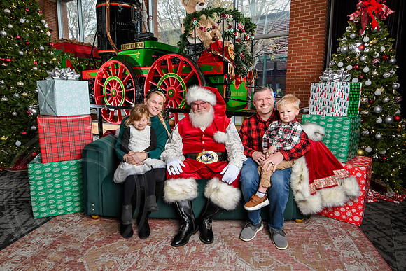 RKPhoto-2025-TheCharlestonSanta-Dec7-2221