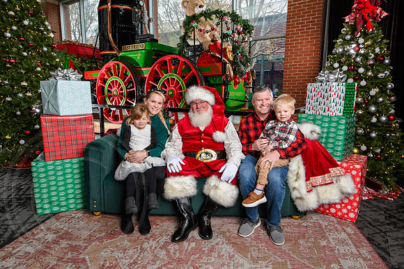 RKPhoto-2025-TheCharlestonSanta-Dec7-2222