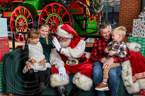 RKPhoto-2025-TheCharlestonSanta-Dec7-2229