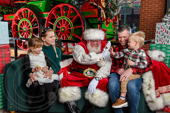 RKPhoto-2025-TheCharlestonSanta-Dec7-2230
