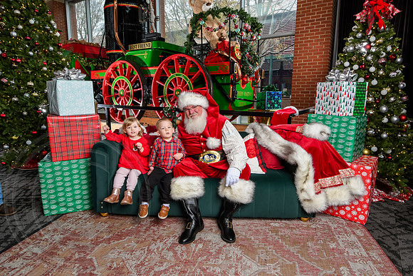 RKPhoto-2025-TheCharlestonSanta-Dec7-2231
