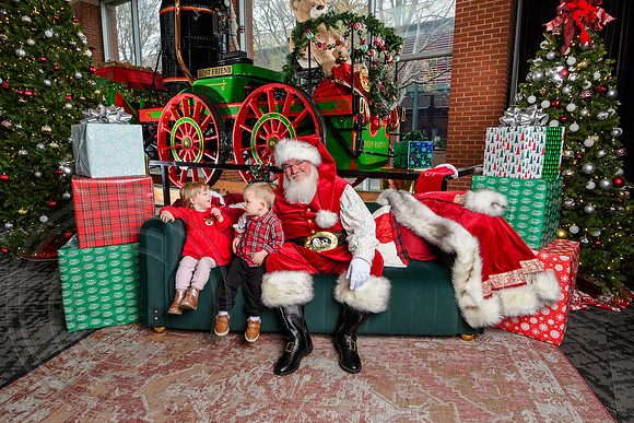RKPhoto-2025-TheCharlestonSanta-Dec7-2232