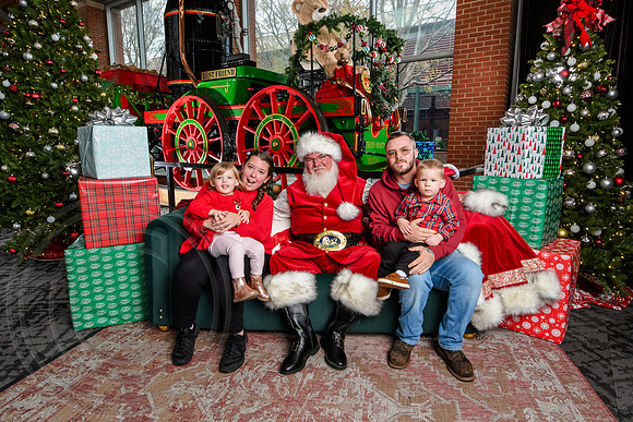 RKPhoto-2025-TheCharlestonSanta-Dec7-2233