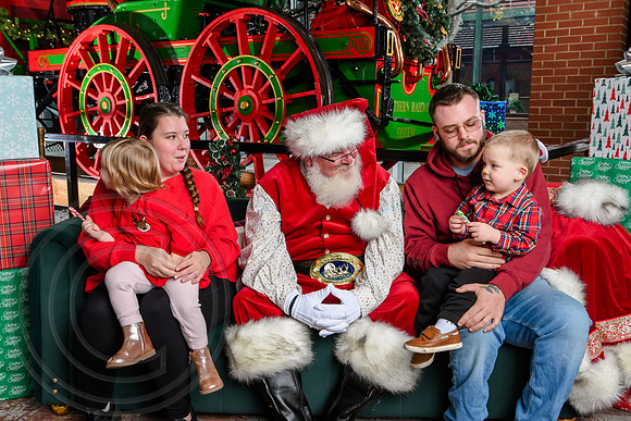 RKPhoto-2025-TheCharlestonSanta-Dec7-2234