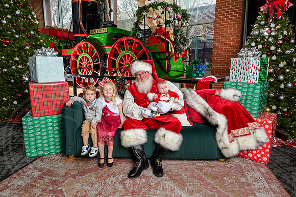 RKPhoto-2025-TheCharlestonSanta-Dec7-2238