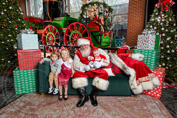 RKPhoto-2025-TheCharlestonSanta-Dec7-2239