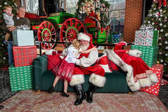 RKPhoto-2025-TheCharlestonSanta-Dec7-2242