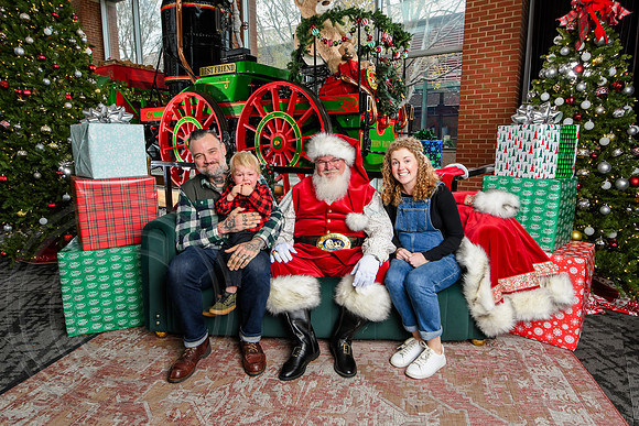 RKPhoto-2025-TheCharlestonSanta-Dec7-2243