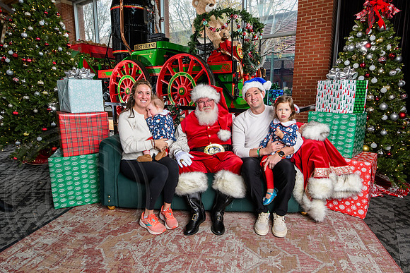 RKPhoto-2025-TheCharlestonSanta-Dec7-2251