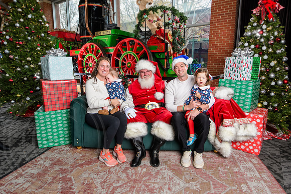 RKPhoto-2025-TheCharlestonSanta-Dec7-2252