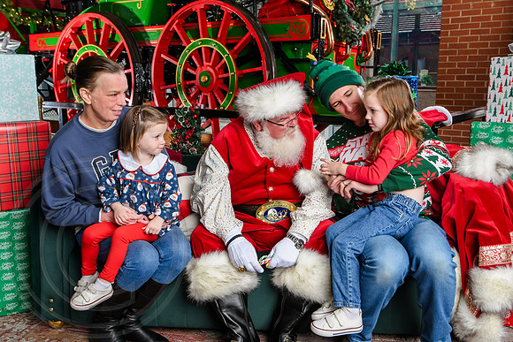 RKPhoto-2025-TheCharlestonSanta-Dec7-2260