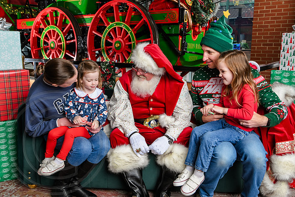 RKPhoto-2025-TheCharlestonSanta-Dec7-2261