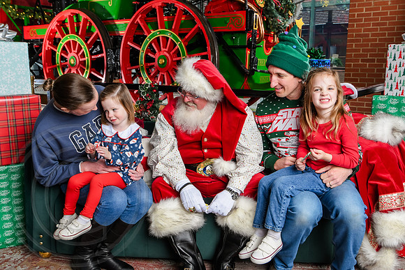 RKPhoto-2025-TheCharlestonSanta-Dec7-2263