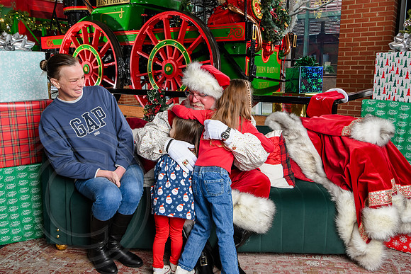 RKPhoto-2025-TheCharlestonSanta-Dec7-2266