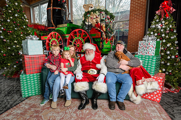 RKPhoto-2025-TheCharlestonSanta-Dec7-2268