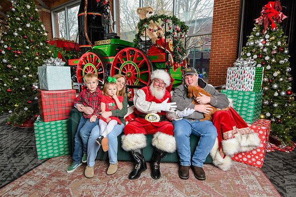 RKPhoto-2025-TheCharlestonSanta-Dec7-2269
