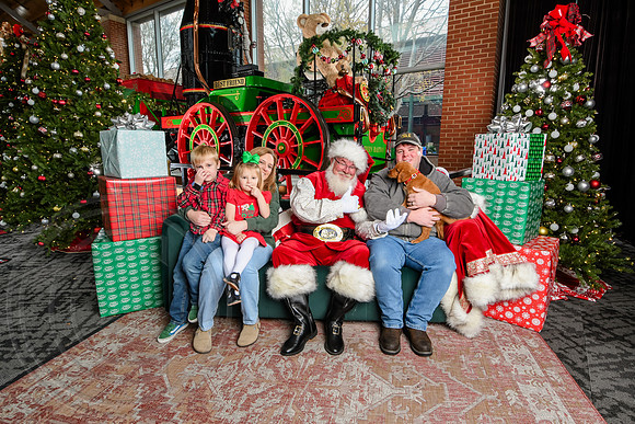 RKPhoto-2025-TheCharlestonSanta-Dec7-2270