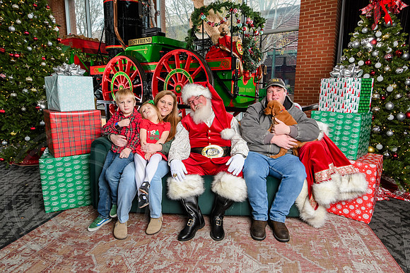 RKPhoto-2025-TheCharlestonSanta-Dec7-2271