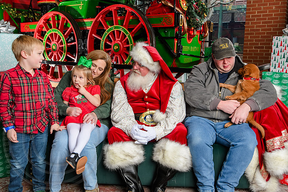 RKPhoto-2025-TheCharlestonSanta-Dec7-2274