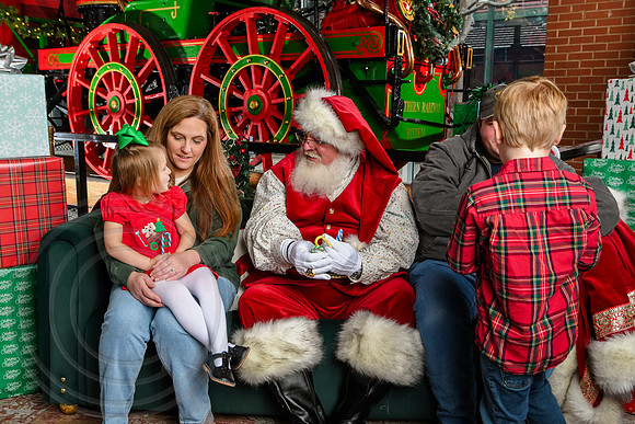 RKPhoto-2025-TheCharlestonSanta-Dec7-2276