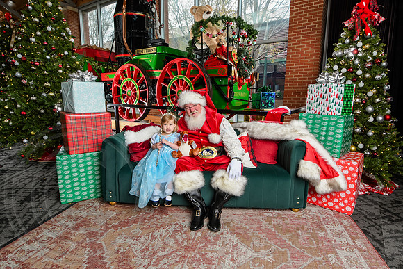RKPhoto-2025-TheCharlestonSanta-Dec7-2277