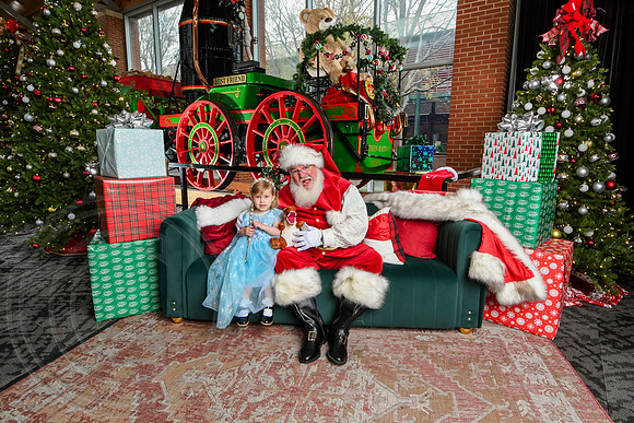 RKPhoto-2025-TheCharlestonSanta-Dec7-2278