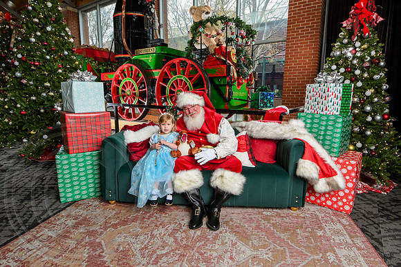 RKPhoto-2025-TheCharlestonSanta-Dec7-2279
