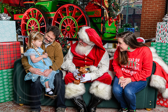 RKPhoto-2025-TheCharlestonSanta-Dec7-2282