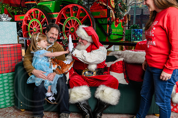 RKPhoto-2025-TheCharlestonSanta-Dec7-2283