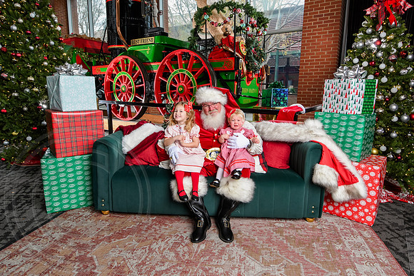 RKPhoto-2025-TheCharlestonSanta-Dec7-2284