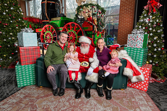 RKPhoto-2025-TheCharlestonSanta-Dec7-2287