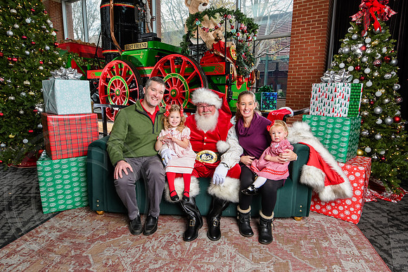 RKPhoto-2025-TheCharlestonSanta-Dec7-2288