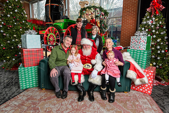 RKPhoto-2025-TheCharlestonSanta-Dec7-2289